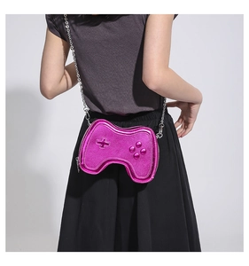 Detailansicht der lila Controller-Tasche mit silbernem Kettenriemen im Y2K-Stil