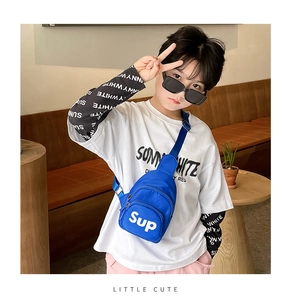 Détail du sac bandoulière bleu pour enfant en toile avec lettrage blanc et sangle