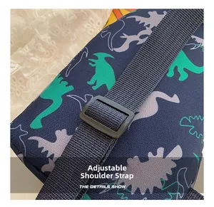 Détail de la bandoulière réglable en nylon noir sur le sac dinosaure pour enfant