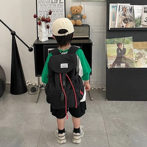 Sac à dos noir minimaliste pour enfants avec rabat à boucle et cordon décoratif
