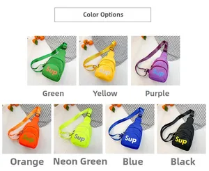 Détail de mini sacs bandoulière pour enfants en sept couleurs vives avec motif à lettres
