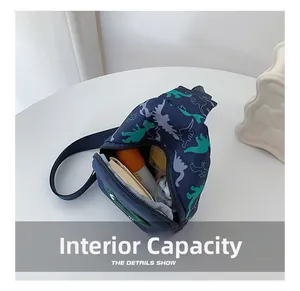 Capacité interne du sac à bandoulière bleu foncé à motif dinosaure avec un carnet