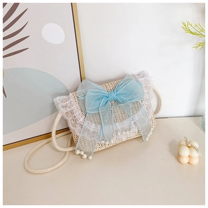 Detail van strooien tas met blauwe tule strik en delicate kanten afwerking
