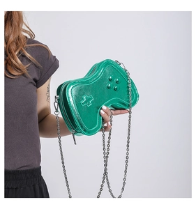 Detail der glänzenden grünen Tasche in Controller-Form mit silberner Kette und Knöpfen