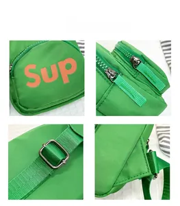Détails du sac de poitrine en toile verte avec logo orange et fermetures éclair doubles