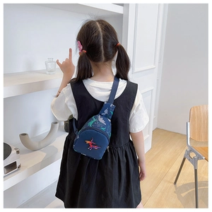 Détail du sac de poitrine dinosaure pour enfant avec broderie et sangle ajustable