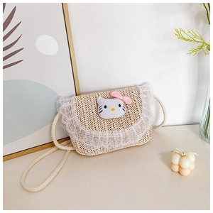 Detail van rieten crossbodytas voor kinderen met kant en schattig katten pluche decoratie