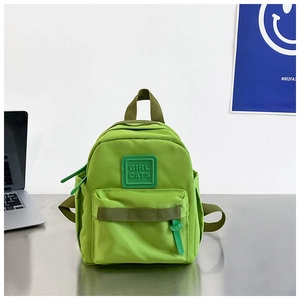 Gros plan d'un mini sac à dos en nylon vert clair avec un patch en silicone Girl Cats
