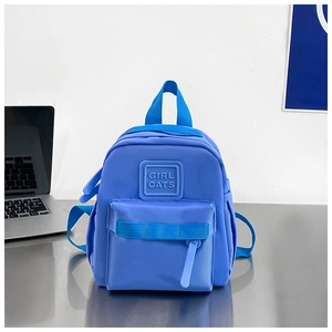 Gros plan d'un sac à dos bleu léger pour enfants avec logo Girl Cats en relief