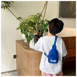 Vue détaillée du sac de poitrine en toile bleue avec bandoulière réglable pour enfant