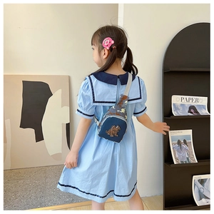 Détail du sac dinosaure bleu avec robe d'été pour fille au style col marin chic