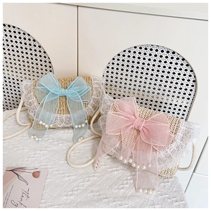 Detail van strooien tassen met organza strikken, parels en kant voor de zomerstijl