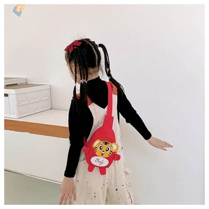 Rückansicht der roten Kinder-Segeltuchtasche mit süßem Tiger-Print und Baby-Schrift