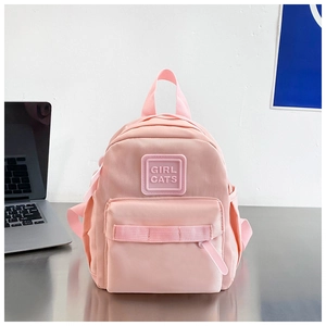 Mini sac à dos rose en nylon avec logo GIRL CATS sur un bureau en métal élégant