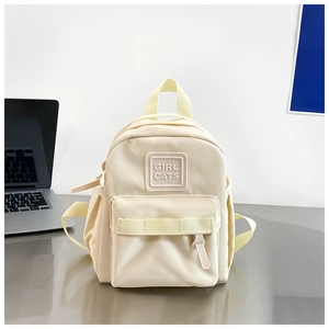 Détail du sac à dos en nylon crème pour enfant avec poche avant et logo Girl Cats