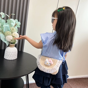 Schattige rieten schoudertas voor kinderen met kanten rand en cartoon kat mascotte