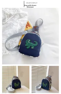 Détail du sac de poitrine dinosaure bleu pour enfants avec écusson T-Rex et bandoulière