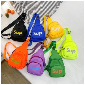 Détail des sacs à bandoulière colorés en toile de nylon avec sangle réglable
