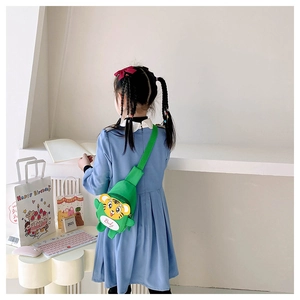 Grüne Kinder-Brusttasche mit Tigermotiv an einem Kindermodel mit verstellbarem Gurtband