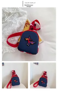 Détail du sac de poitrine pour enfants avec broderie de dinosaure et sangle réglable