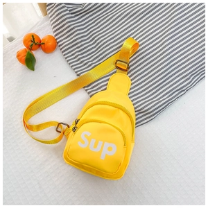 Vue détaillée du sac de poitrine en toile jaune vif avec texte blanc et sangle réglable