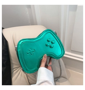 Detailansicht der grünen Spielkonsolen-Tasche mit Silberkette und geprägten Tasten-Details