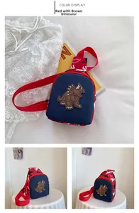 Détail d'un sac de poitrine rouge pour enfant avec motif dinosaure et patch dinosaure