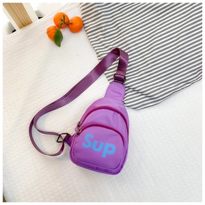 Détail du sac bandoulière en toile violette avec motif Sup bleu et double fermeture