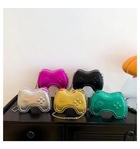 Nahaufnahme glänzender Game-Controller-Umhängetaschen mit Metallketten in fünf Metallic-Farben