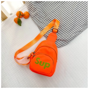 Détail du sac de poitrine en nylon orange vif avec imprimé Sup vert et poche zippée