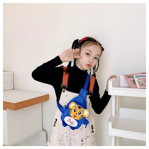Kleinkind trägt dunkelblaue Tiger-Brusttasche mit verstellbarem Gurt und Baby-Schriftzug