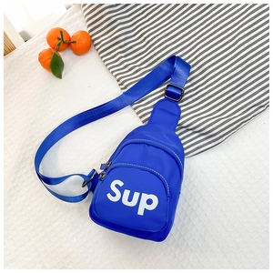 Gros plan sur le sac de poitrine en nylon bleu pour enfants avec imprimé lettres blanches