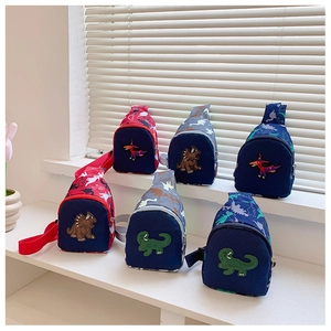 Sacs de poitrine dinosaure pour enfants en plusieurs couleurs disposés sur marches
