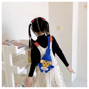 Blaue Tiger Kinder-Brusttasche getragen von einem Kind zur Veranschaulichung der Größe