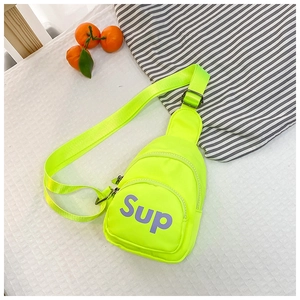Vue de dessus d'un sac de poitrine en toile vert néon avec inscription Sup violette