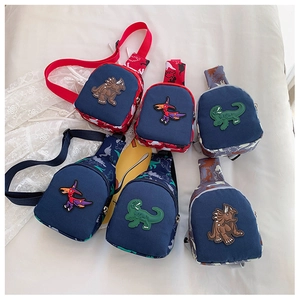 Sacs de poitrine dinosaure pour enfants présentés à plat avec divers motifs colorés