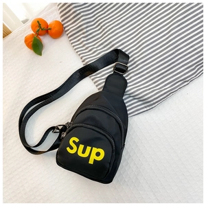Détail du sac de poitrine en nylon noir avec lettrage jaune et boucle en métal robuste