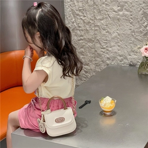 Chic cream white PU leather kids bear handbag with wooden handle and gold chain strap