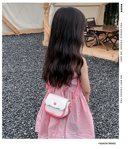 Photo en plein air d'un mini sac à bandoulière bicolore rose et blanc pour fillettes