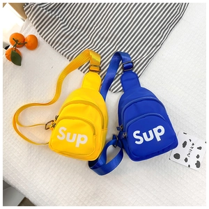 Détail des sacs de poitrine en nylon jaune et bleu avec sangle réglable pour enfants