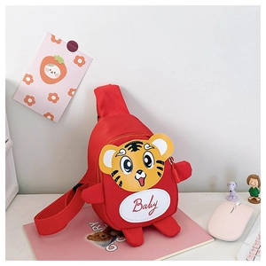 Detailaufnahme der roten Kinder-Brusttasche mit 3D-Tigerdesign und Bestickung