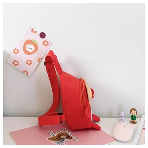 Seitenansicht der roten Tiger-Brusttasche für Kinder mit verstellbarem Riemen und Reißverschluss