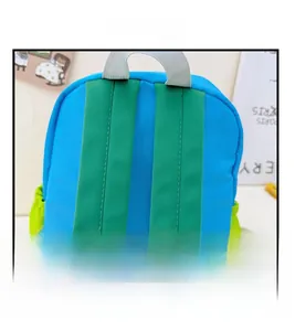 Détail des bretelles vertes rembourrées et du tissu bleu sur ce sac à dos enfant léger