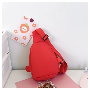 Detailaufnahme einer niedlichen roten Brusttasche für Kinder mit verstellbarem Gurt