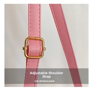 Détail de la bandoulière réglable en cuir rose avec boucle en métal doré poli