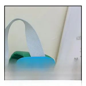 Détail de la poignée du sac à dos en toile avec coutures et design aux couleurs contrastées