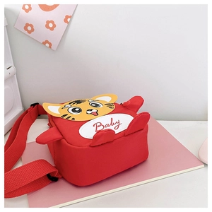 Detailansicht rote Kinder-Brusttasche aus Canvas mit Tiger-Patch und Baby-Stickerei