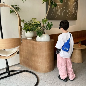 Sacoche bandoulière bleue en toile pour enfants avec imprimé lettrage de style urbain