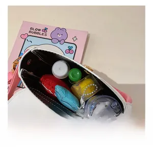 Vue détaillée de l'intérieur du mini sac bicolore pour filles avec maquillage et accessoires