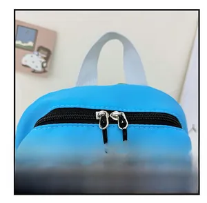 Détail du sac à dos pour enfants avec poignée, double fermeture et patch de lapin